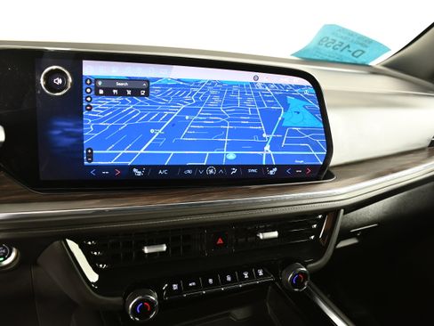 Used 2025 Chevrolet Suburban Z71 image 26