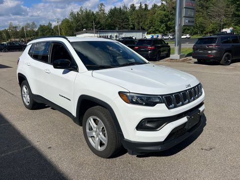 Used 2023 Jeep Compass Latitude w/ Convenience Group AWD/4WD image 3