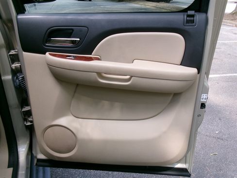 Used 2008 Chevrolet Suburban LT w/ LT Preferred Equipment Group RWD image 30