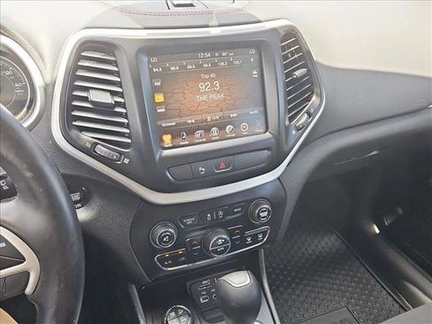 Used 2018 Jeep Cherokee Trailhawk w/ Comfort/Convenience Group AWD/4WD image 15