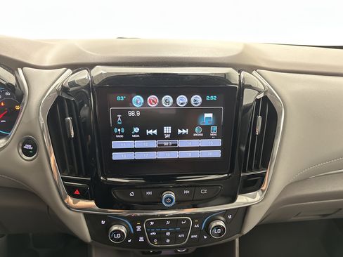 Used 2018 Chevrolet Traverse Premier FWD image 26