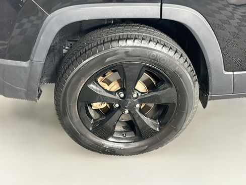 Used 2021 Jeep Cherokee Latitude Plus AWD/4WD image 11