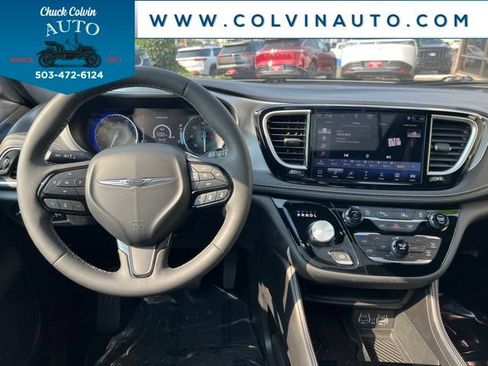Used 2025 Chrysler Pacifica Limited FWD image 17
