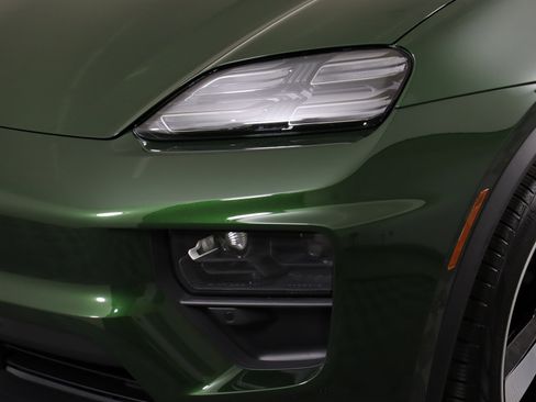 Used 2024 Porsche Macan 4 Electric image 13