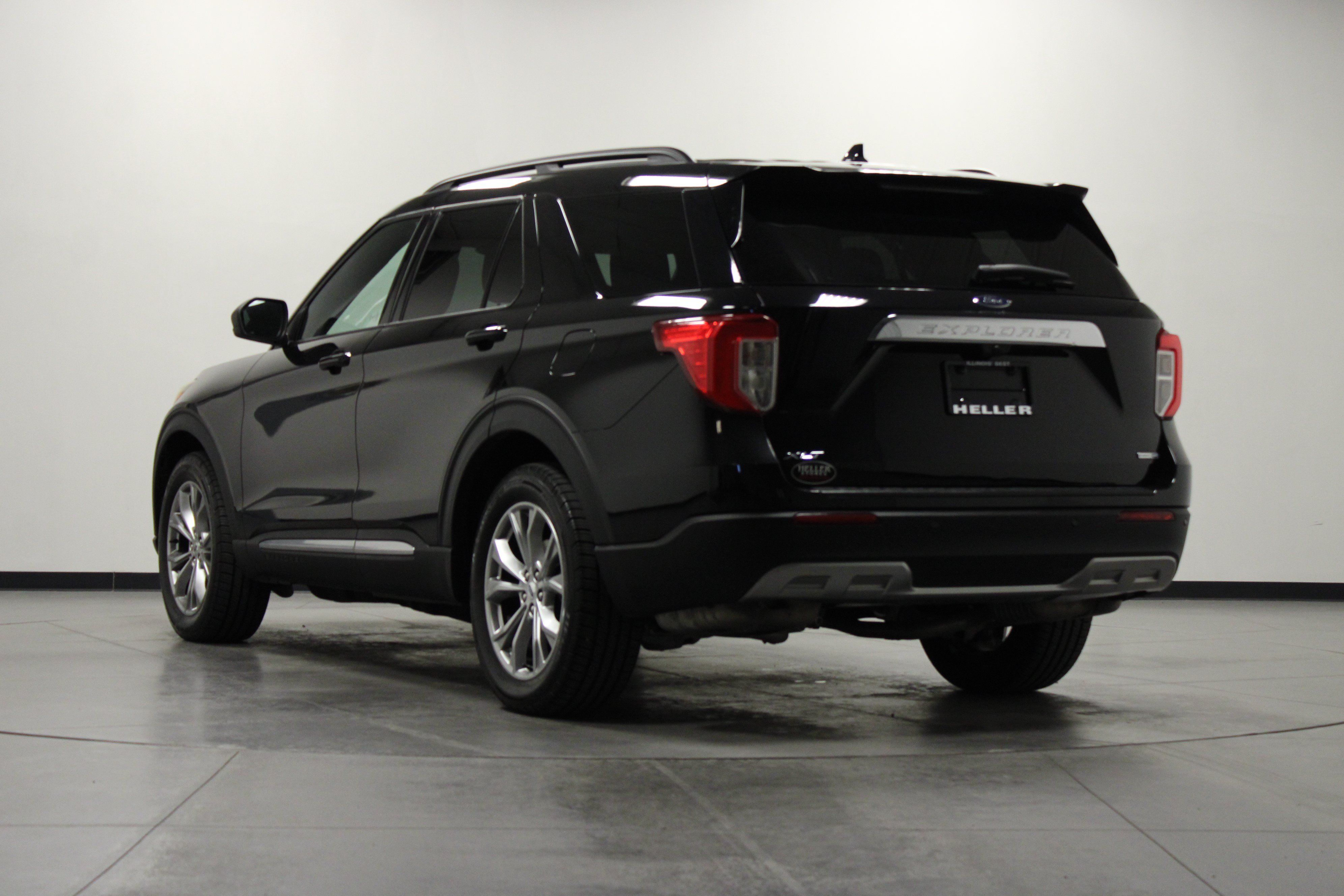 Used 2020 Ford Explorer XLT w/ Equipment Group 202A AWD/4WD image 6