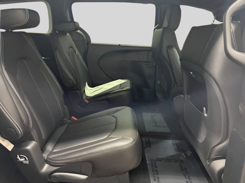 New 2026 Chrysler Pacifica Select w/ S Appearance Package FWD image 9