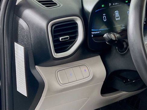 Certified 2025 Hyundai Venue SEL image 10