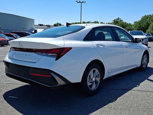 New 2026 Hyundai Elantra SE FWD image 3