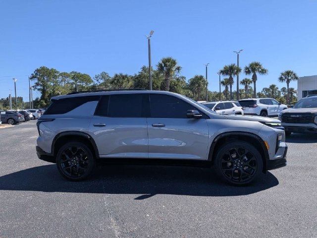 Used 2025 Chevrolet Traverse RS w/ LPO, Floor Liner Package FWD image 2