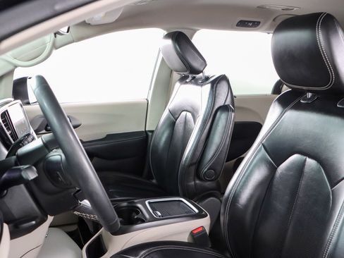 Used 2023 Chrysler Pacifica Touring-L FWD image 23