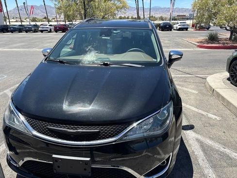 Used 2017 Chrysler Pacifica Limited FWD image 10