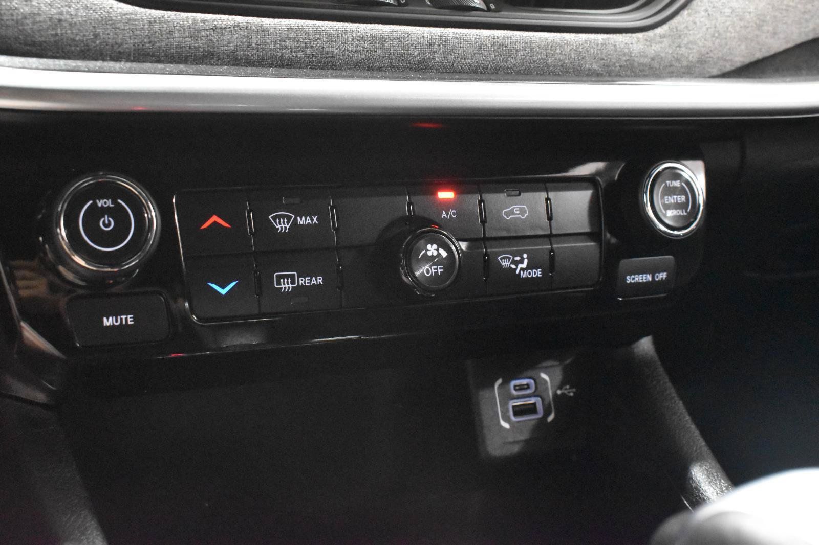 Used 2025 Jeep Compass Latitude AWD/4WD image 19