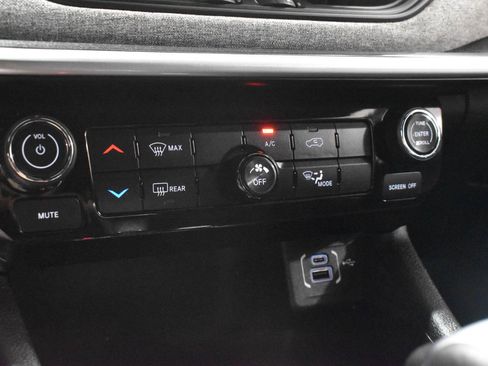 Used 2025 Jeep Compass Latitude AWD/4WD image 19