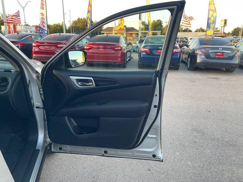 Used 2017 Nissan Pathfinder S image 6