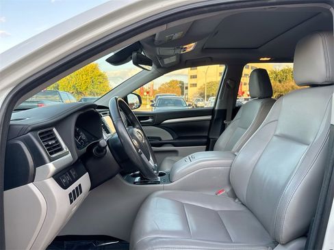 Used 2017 Toyota Highlander XLE image 13