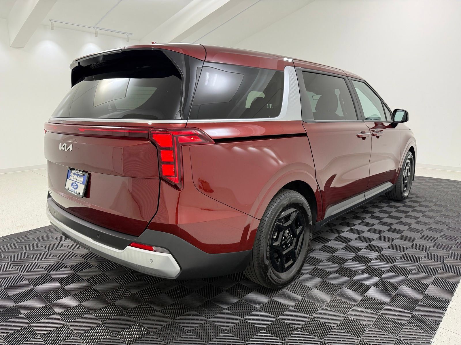 Used 2025 Kia Carnival FWD image 7