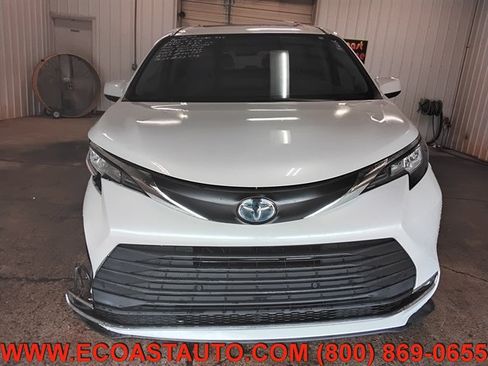 Used 2023 Toyota Sienna XLE w/ XLE Plus Package AWD/4WD image 7