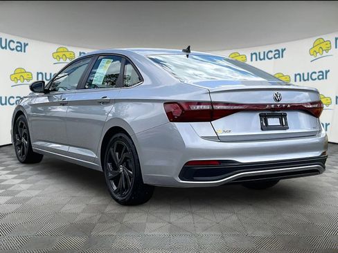 Used 2025 Volkswagen Jetta SE FWD image 4