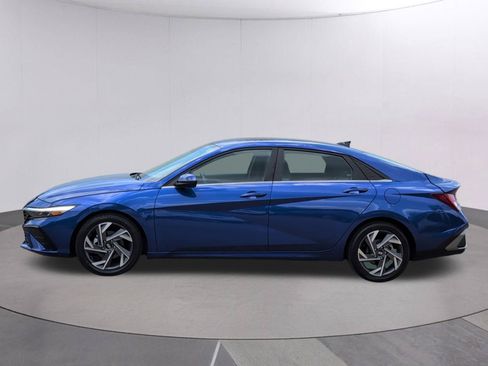Used 2025 Hyundai Elantra SEL FWD image 2