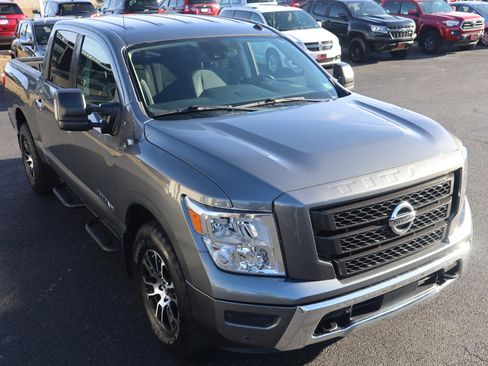 Used 2021 Nissan Titan SV w/ SV Convenience Package image 12