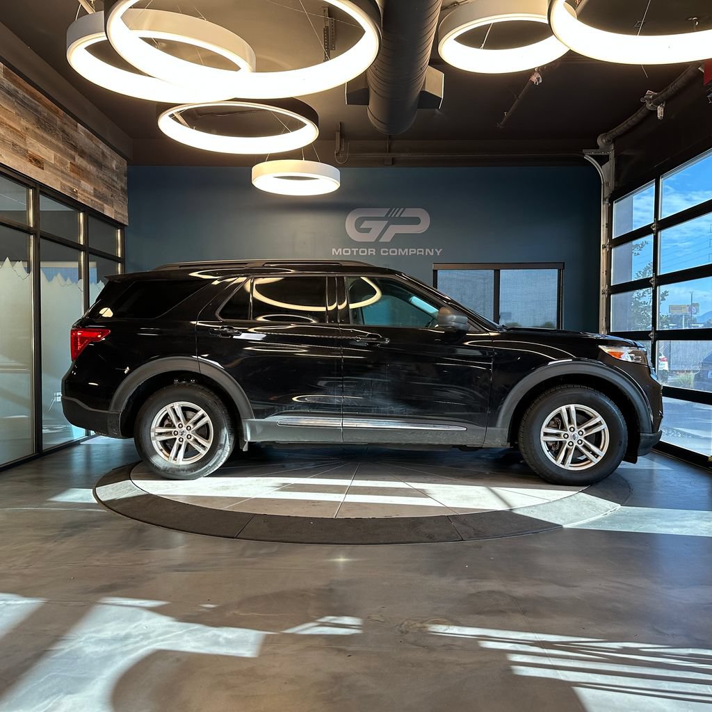 Used 2021 Ford Explorer XLT AWD/4WD image 2