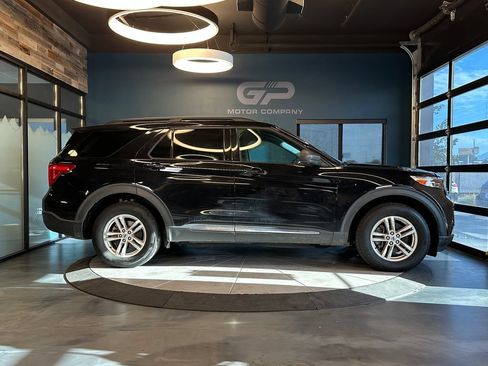 Used 2021 Ford Explorer XLT AWD/4WD image 2