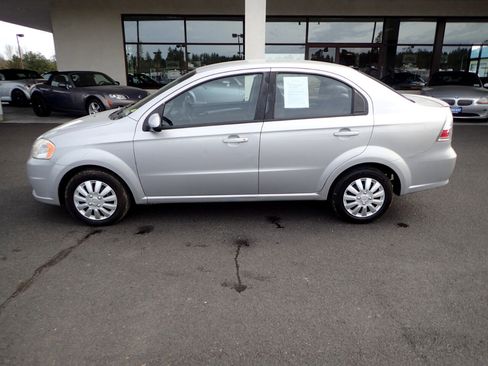 Used 2010 Chevrolet Aveo LT image 2