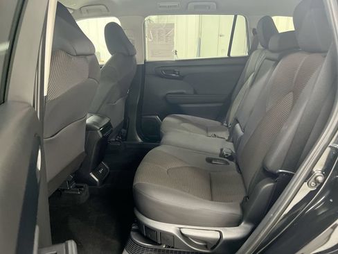 Used 2024 Toyota Highlander LE AWD/4WD image 23