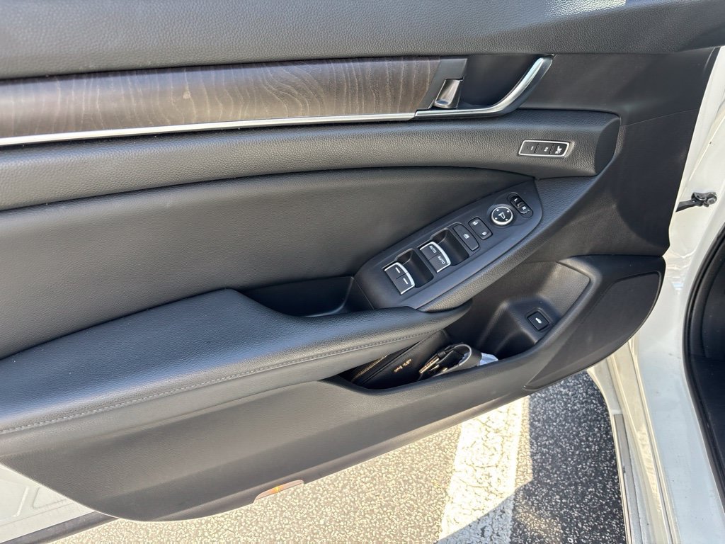 Used 2018 Honda Accord Touring image 12