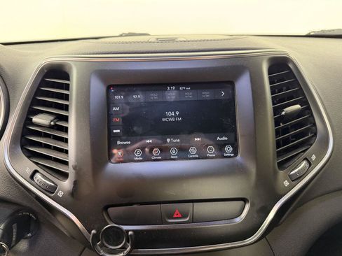 Used 2019 Jeep Cherokee Latitude w/ Cold Weather Group AWD/4WD image 5