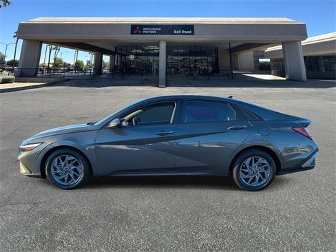 Used 2024 Hyundai Elantra SEL image 2