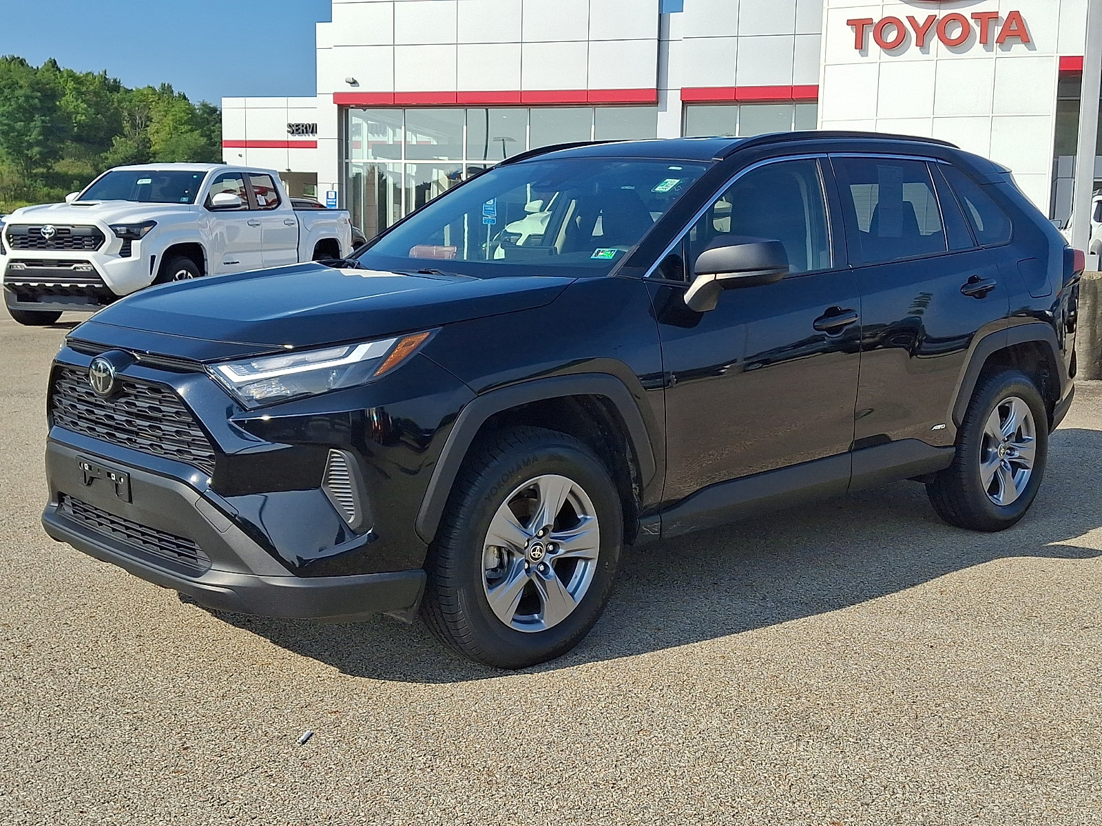 Used 2025 Toyota RAV4 LE AWD/4WD image 3