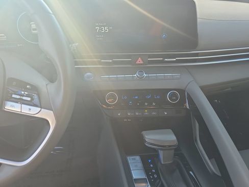 Used 2025 Hyundai Elantra SEL FWD image 16