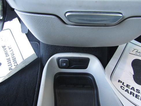 Used 2022 Chrysler Voyager LX image 17