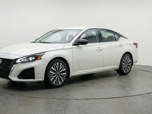 Used 2025 Nissan Altima 2.5 SV FWD image 3