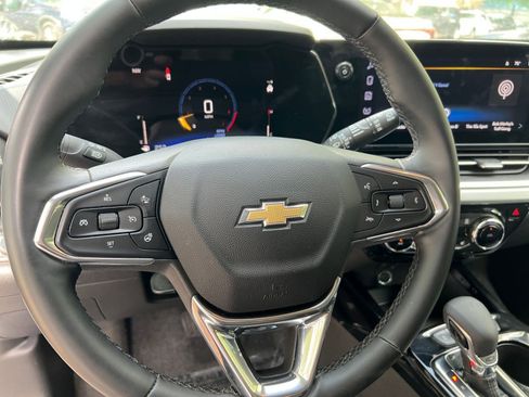 Used 2025 Chevrolet Trax LT w/ LT Convenience Package image 28