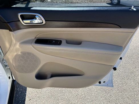 Used 2017 Jeep Grand Cherokee Laredo w/ Quick Order Package 2BE image 46