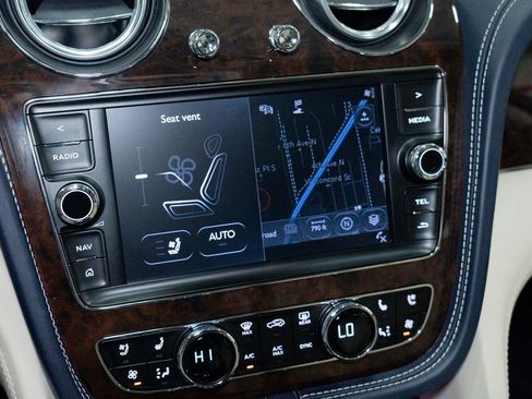 Used 2020 Bentley Bentayga V8 image 57