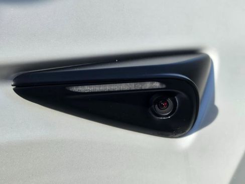 Used 2025 Tesla Model Y Long Range image 31