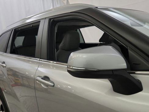 Used 2023 Toyota Highlander XLE AWD/4WD image 36