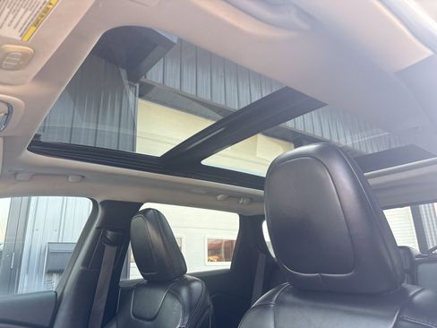 Used 2019 Jeep Cherokee Latitude Plus w/ Comfort/Convenience Group image 12