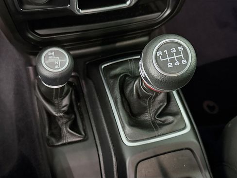 Used 2022 Jeep Gladiator Sport image 19