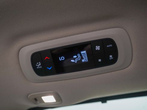 Used 2018 Chrysler Pacifica Limited w/ Advanced Safetytec Group FWD image 18