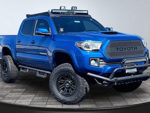 Used 2017 Toyota Tacoma TRD Sport w/ Premium & Technology Package AWD/4WD image 11