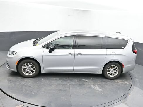 Used 2024 Chrysler Pacifica Touring-L FWD image 41