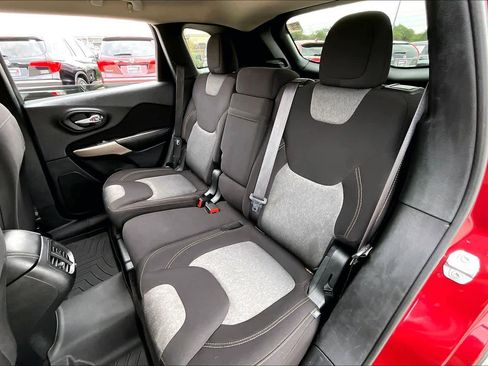 Used 2017 Jeep Cherokee Sport image 20