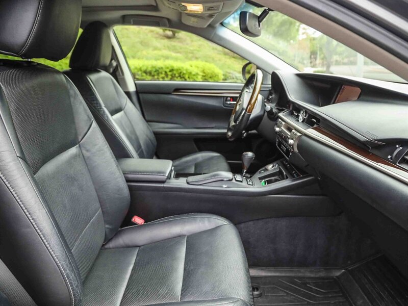 Used 2013 Lexus ES 350 w/ Luxury Pkg FWD image 21