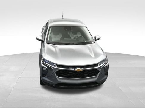 Used 2025 Chevrolet Trax LS w/ LS Convenience Package FWD image 25