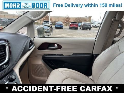 Used 2018 Chrysler Pacifica Limited image 27