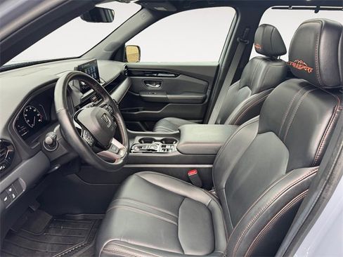 Used 2025 Honda Pilot TrailSport image 9